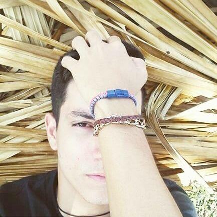 joeparkermusic's profile picture. Un prototipo perfectamente imperfecto creado por mamá y papá. ♞➶#Selenator Cantante»Actor» Desde el 93' haciendo estupideces. joeparkermusic on IG.