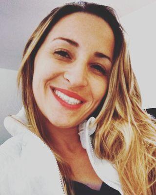 Corinthiana , apaixonada, divertida, q adora conversar e estar rodiada de amigos.. Com certeza mto especial! haha.. Sigam-me os bons!