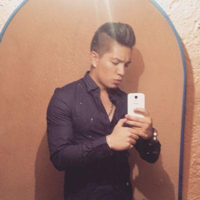 AleCone33's profile picture. Aquí y allá soy aquel...
Manten una distancia considerable si no quieres que en el transcurso de mi vida transforme el futuro de la tuya.