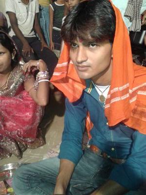 आईने के सौ टुकड़े कर के
हमने देखे है .
फिर मम्मी से पिटाई
खाई है और खुद ही बटोर
कर फेंके है.