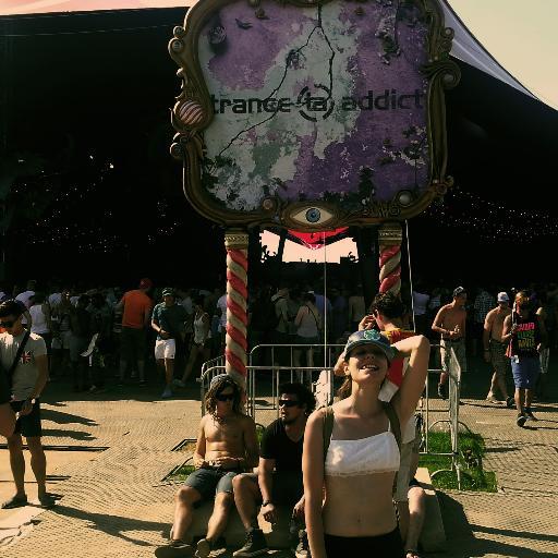 Yuliexi's profile picture. But then underneath it all there’s something beautiful like a fallen star.