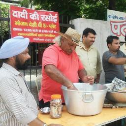 -- दादी की रसोई --
भोजन: देसी घी @रु 5 -एक प्लेट, समय: 12 - 2 बजे तक, समाजसेवियों द्वारा संचालित
-- संयोजक अनूप खन्ना