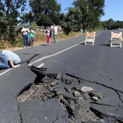 Soy un movimiento lateral y horizontal que se produce gracias al acomodamiento de las placas tectonicas, aparezco cuando menos se lo esperan.