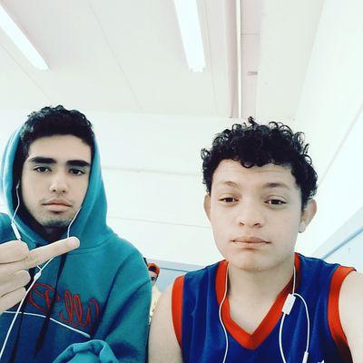 LucasRo68660441's profile picture. Os milionários quiseram comprar a felicidade com seu dinheiro, os políticos quiseram conquistá-la com seu poder, as celebridades quiseram seduzi-la com sua fam