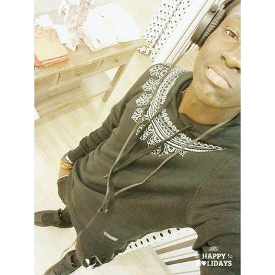 They call us dreamers but we are the ones who don't sleep...
Insta : heavy_rvy Snap : ray_cyril