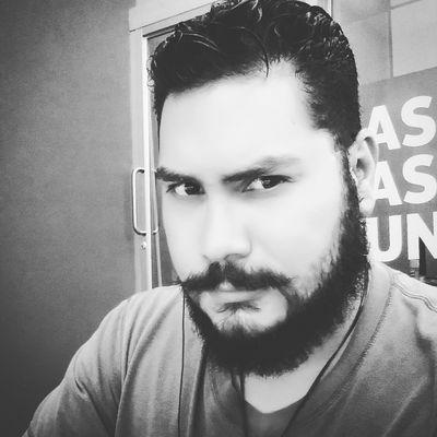 Social Media Strategist, Batman, Digital media professional, Gato samurai, no soy un experto en nada. Come to the dark side...we have...fig newtons.