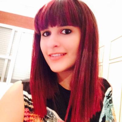 Futura supuesta maestra de primaria. Cinéfila, melómana, serieadicta y vaga. Me encantan los animales, viajar y reírme. F1!!*.*