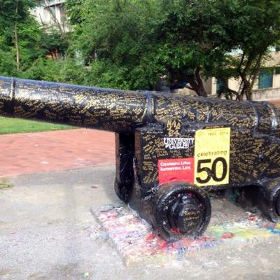 Former British naval gun (a George III cannon to friends) cast into conflict, now cemented in place @UofG. Painting ≠ approbation. Proud #StationaryCrew member.