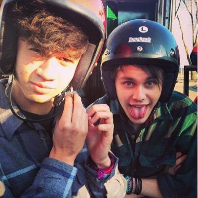HEY please do me a favor and retweet this so 5SOS see it!
