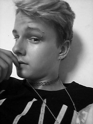 Słucham rocka metalu .
Mieszkam w Zielonej Górze 
Pochodzę z Polski
Lubie fotografie