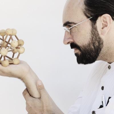 Arquitecto, Diseñador, Interiorista, profesor en ESNE. Diseñador de First Dates y de las reformas de Pesadilla en la Cocina en Tª1ª a 5ª con Alberto Chicote