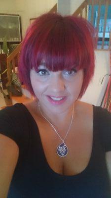 Je suis experte en métamorphoses corporel coach en gestion de poids et styliste coiffeuse et maquilleuse professionnels.