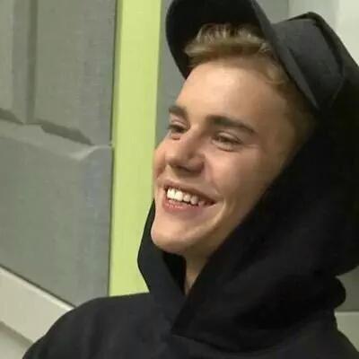 justinspantsboy's profile picture. Follow me if you read this, bc I will fb. I'm proud to call you my idol @justinbieber. Like your vids @NashGrier and my wife @ArianaGrande. @KingBach unfollowed