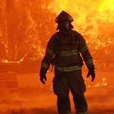 Abogado (de los buenos), Bombero, un orgulloso guatemalteco que ama a su patria y procura su bienestar!
Enamorado de mi novia!