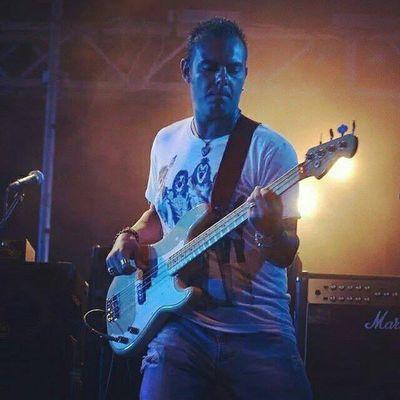 Bassista e contrabbassista con una discreta esperienza live e in studio! Diplomato alla Bass to Rock con Marco Caudai e allievo di Nino Pellegrini!