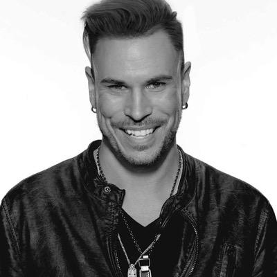Ryan has been hand-picked to perform at many of Redken's leading educational venues, including Redken Symposium and the Redken Exchange.