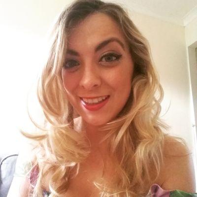 AnnaWarren07's profile picture. Always looking for my next meal...Copywriter and good hair days relisher.