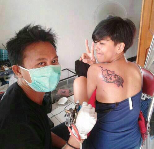 tattoo artis seninaman tattoois owner di Kazen java body art Tattoo stodio