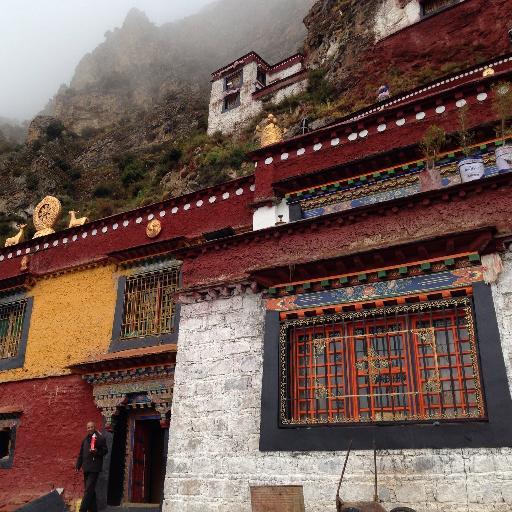一生に一度は訪れたい風景のＢＯＴ。見るだけで世界1周。行きたくなったらＲＴお願いします。写真はチベット   標高4800mにあるお寺。