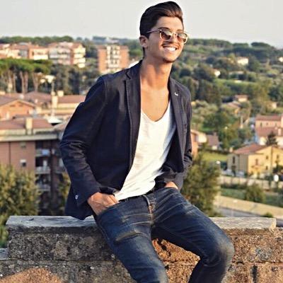AlexGiovagnoni's profile picture. ''Non diventare una frase fatta perchè sei poesia".