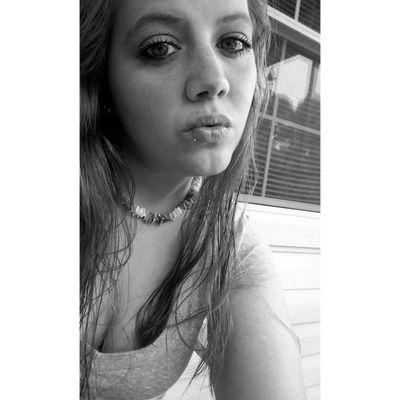 Heey there..❄️🐰👑💖 03/18♓ Storms make trees and deeper roots💪🏽 Life is to short to not be weird and take chances🌻🎀🤪.