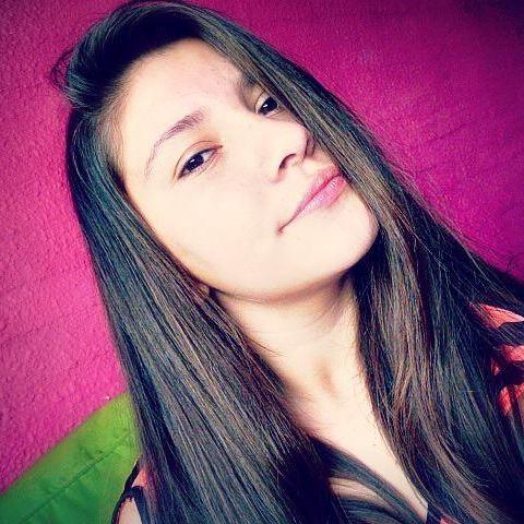 Me gusta hacer reír a la gente. AMO nadar y me encanta sonreír.
Si la vida te da la espalda tócale el culo/
Kiss a donde quieras.