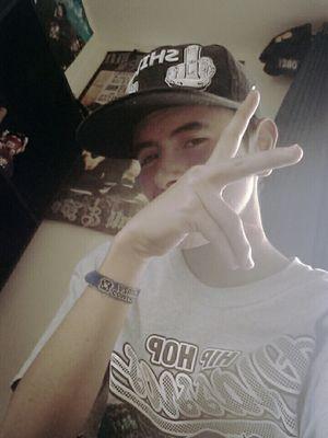 santi09cdlm's profile picture. no le temo al enemigo que me ataca si no al falso amigo que me abraza -2pac