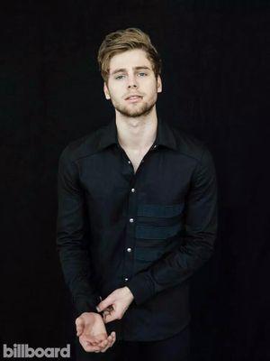 Listen to Jet Black Heart and your life will be complete
0/4 #PortugalWants5SOSin2016 ❤