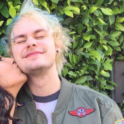 hey babe, please follow @killercalxm // she fb