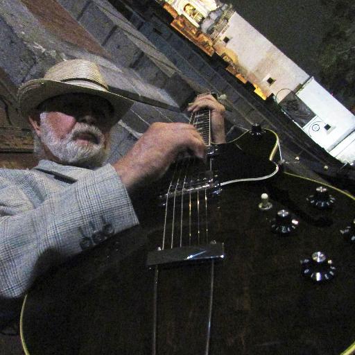 Guitarrista, actor y director de doblaje.