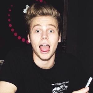 follow @hemmosaurus_96 I follow back on that account always remember that I love you