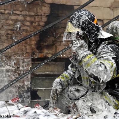 BOMBERO de profesión y titulado en Ingeniería Técnica.