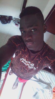 j aime le football et je veut que dieu m aide a devenir footballeur professionnel
