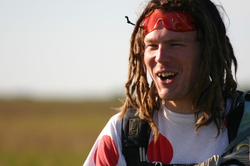 ekstremist's profile picture. The world is made a better place by those who refuse to believe they can't fly