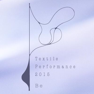 「Textile Performance」とは、多摩美テキスタイルデザイン専攻の３年生を中心として、企画、制作し、テキスタイルのもつ多くの可能性と魅力を伝えるためのパフォーマンスショーです。11 月に開催される多摩美術大学芸術祭にて毎年公演されています。