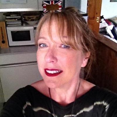 yvonnebradshaw_'s profile picture. family woman love my big golden lab and three kids John Sarah and Ben xxxx :)