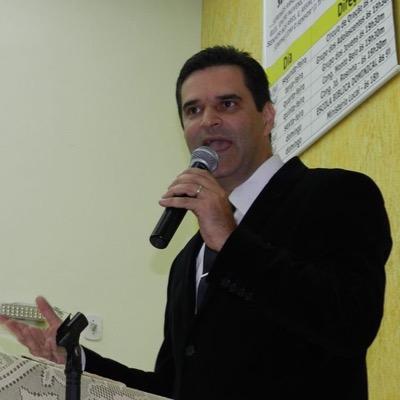 Pr. Cassio Castelo, Pastor da Igreja Evangelica Assembléia de Deus Min. Belém, formado em Historia e Teologia, casado com Renata e pai do Bruno e Larissa