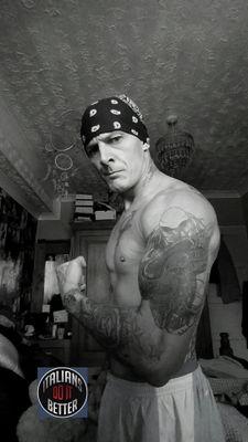 Im an ex paratrooper im the lead singer/guitarist from 1FLINTLOCK ,love muscle cars an hot choppers also getting inked an playing guitar ,i also love high heels