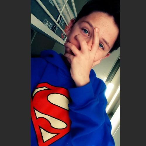 Enzo. 
|13yo|  
Amoureux  
Celib.  
La musique ma vie.