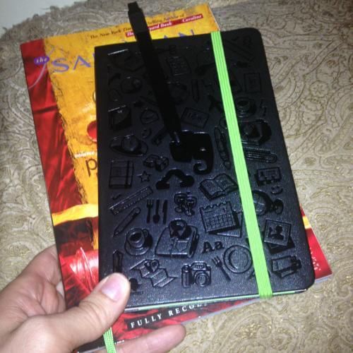 miniaturefic's profile picture. Clearing house for very, very short stories. Three sentences, perfect for mini breaks at work.