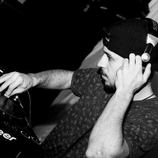Um canal voltado a cena da e-music, que abordará vários temas, dicas e, irá mostrar um pouco como é a vida de um DJ de um modo que poucos conhecem.