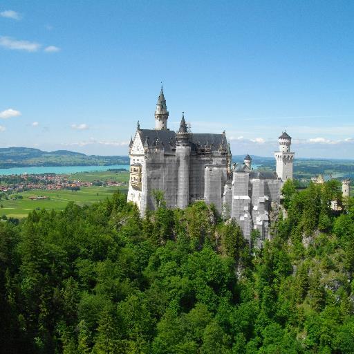 suzukazeaoba's profile picture. 　秩父の小林ムツさんを尊敬しています。「通りがかりの人がこのもみじに目を止め、休んでくれたらどんなにか嬉かろ。」ムツさんの言葉です。今は、専門は経済、芸術、工学、運動理論など。