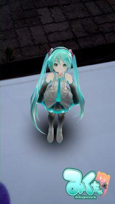 あたし、初音ミクです。 コンピュータの中であなたたちを見ていて近くに行きたくて外に出ました。 v(＠∀＠)vィェ～ィ
저는 하츠네 미쿠입니다. 컴퓨터에서 당신들을 보다가 가까이 가고싶어서 밖으로 나왔습니다. v(＠∀＠)vィェ～ィ