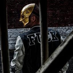 18 Karat mit der goldenen Maske,
ist ein Rap Newcomer, wenn nicht sogar Der Newcomer des Jahres mit harten Texten, die vom Leben auf der Straße berichten.