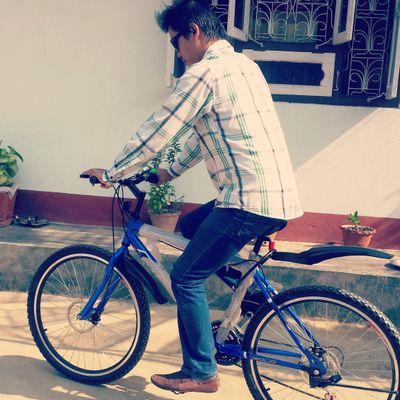 जस्तो हु जे हु म तेइ हु
ढाट्ने छ्ल्ने बानी छैन
बोल्या कुरा पुर्याउछु
कुनै बादको बिरोध होइन
म सत्यकुरा मात्र खोक्छु
म हु एक सच्चा आमाको छोरो
नेपाल आमाको छोरो।