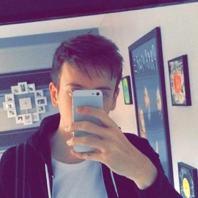 helpmepolarize's profile picture. paramore and chicken nuggets.