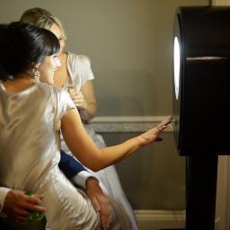 Foto Noir provides an elegant wooden photo booth for weddings and other special events based in London. We offer an alternative take on the photo booth.