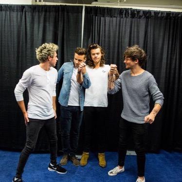 criando um grupo no wpp com apenas directioners do twitter, se quiser entrar mande número por dm, obrigada!!