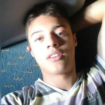 Nome: Henrique de Souza
idade: 16 anos
signo: gemêos
sexualidade: bissexual
28/05/1999