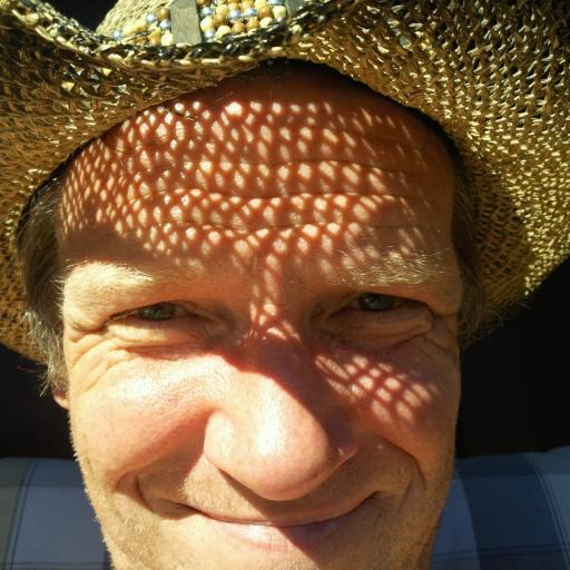 Middelaldrende mann som liker å stå på ski bortover/nedover om vinteren og slå på hvite små baller på sommeren!